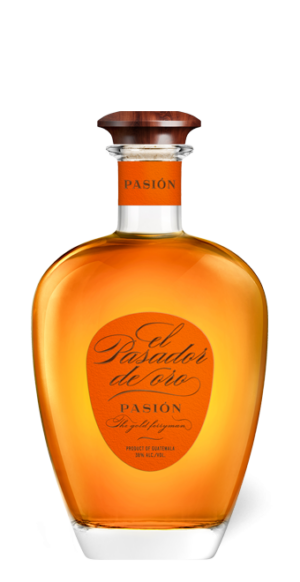 Photo d'une bouteille de rhum, présentée sur un fond blanc. Parfait en accompagnement d'un apéritif.