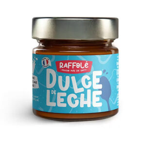 Photo d'une confiture de lait, présentée sur un fond blanc. Parfait en accompagnement d'un bon petit déjeuner.