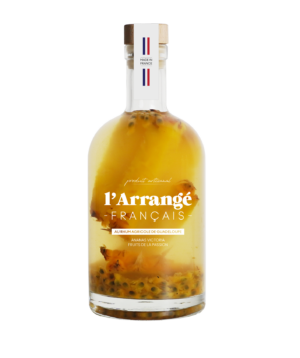 Photo d'une bouteille de rhum, présentée sur un fond blanc. Parfait en accompagnement d'un apéritif.