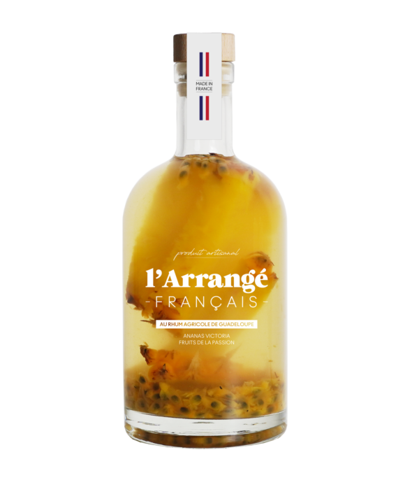 Photo d'une bouteille de rhum, présentée sur un fond blanc. Parfait en accompagnement d'un apéritif.
