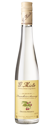 Photo d'une bouteille d'eau de vie, présentée sur un fond blanc. Parfait en accompagnement d'un apéritif.
