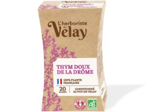 Photo d'une infusion, présentée sur un fond blanc. Parfait en accompagnement d'un bon petit déjeune ou d'une pause goûter.