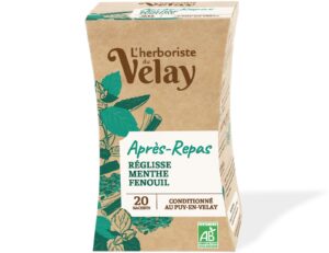Photo d'une infusion, présentée sur un fond blanc. Parfait en accompagnement d'un bon petit déjeune ou d'une pause goûter.