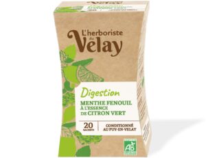 Photo d'une infusion, présentée sur un fond blanc. Parfait en accompagnement d'un bon petit déjeune ou d'une pause goûter.
