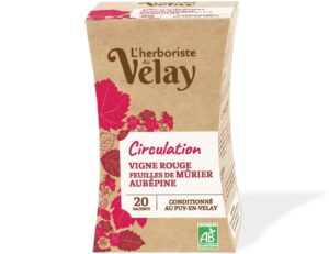 Photo d'une infusion, présentée sur un fond blanc. Parfait en accompagnement d'un bon petit déjeune ou d'une pause goûter.