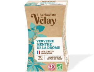Photo d'une infusion, présentée sur un fond blanc. Parfait en accompagnement d'un bon petit déjeune ou d'une pause goûter.