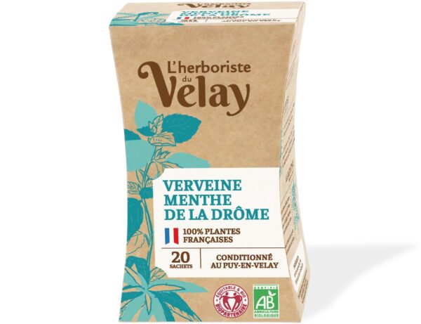 Photo d'une infusion, présentée sur un fond blanc. Parfait en accompagnement d'un bon petit déjeune ou d'une pause goûter.