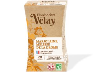 Photo d'une infusion, présentée sur un fond blanc. Parfait en accompagnement d'un bon petit déjeune ou d'une pause goûter.