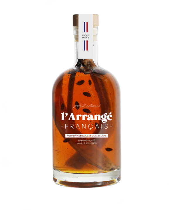 Photo d'une bouteille de rhum, présentée sur un fond blanc. Parfait en accompagnement d'un apéritif.