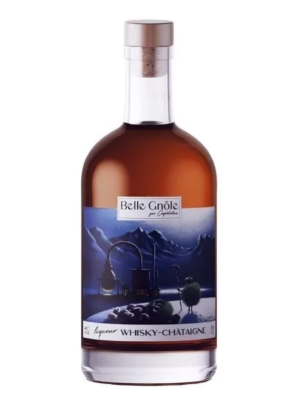 Photo d'une bouteille de liqueur, présentée sur un fond blanc. Parfait en accompagnement d'un apéritif.