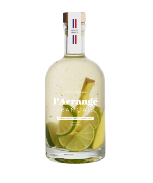Photo d'une bouteille de rhum, présentée sur un fond blanc. Parfait en accompagnement d'un apéritif.