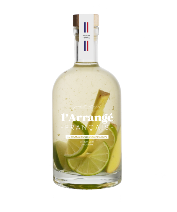 Photo d'une bouteille de rhum, présentée sur un fond blanc. Parfait en accompagnement d'un apéritif.