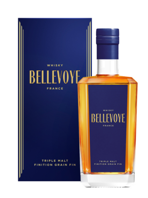Photo d'une bouteille de whisky, présentée sur un fond blanc. Parfait en accompagnement d'un apéritif.