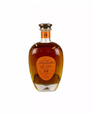 Photo d'une bouteille de rhum, présentée sur un fond blanc. Parfait en accompagnement d'un apéritif.