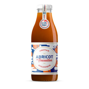 Photo d'une bouteille de jus de fruit, présentée sur un fond blanc. Parfait en accompagnement d'un apéritif.