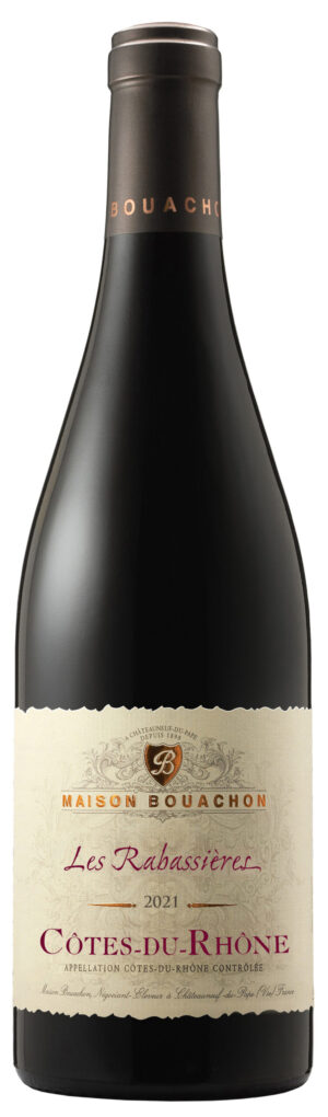 Photo d'une bouteille de vin rouge, présentée sur un fond blanc. Parfait en accompagnement d'un apéritif.