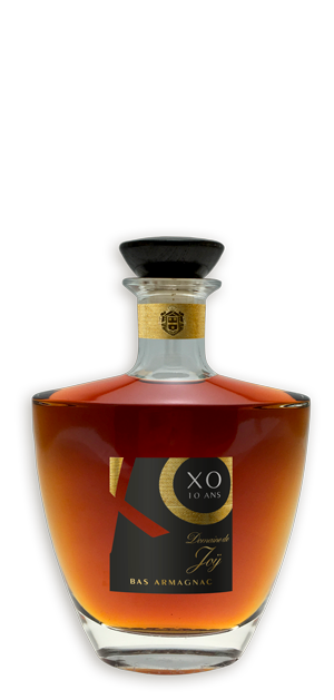 Photo d'une bouteille d'armagnac, présentée sur un fond blanc. Parfait en accompagnement d'un apéritif.