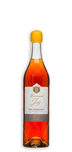 Photo d'une bouteille d'armagnac, présentée sur un fond blanc. Parfait en accompagnement d'un apéritif.
