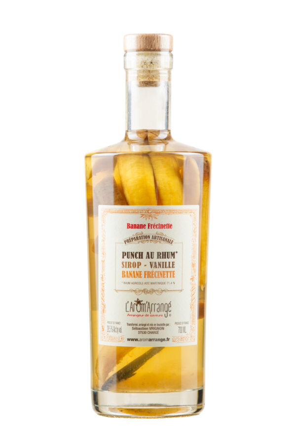 Photo d'une bouteille de rhum, présentée sur un fond blanc. Parfait en accompagnement d'un apéritif.