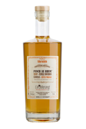 Photo d'une bouteille de rhum, présentée sur un fond blanc. Parfait en accompagnement d'un apéritif.