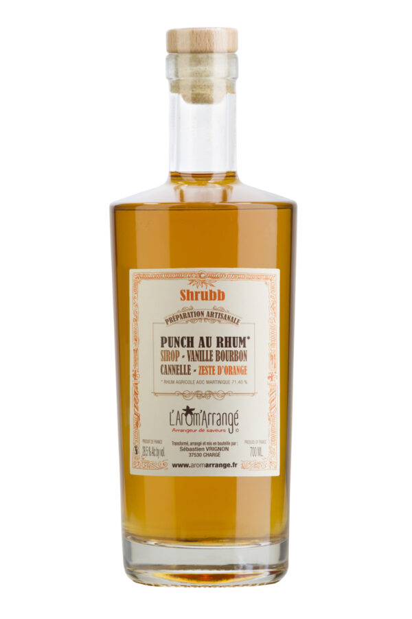 Photo d'une bouteille de rhum, présentée sur un fond blanc. Parfait en accompagnement d'un apéritif.