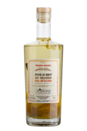 Photo d'une bouteille de rhum, présentée sur un fond blanc. Parfait en accompagnement d'un apéritif.
