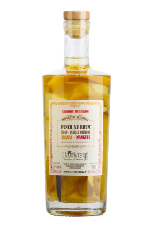 Photo d'une bouteille de rhum, présentée sur un fond blanc. Parfait en accompagnement d'un apéritif.