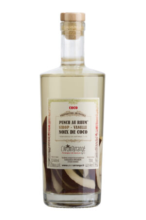 Photo d'une bouteille de rhum, présentée sur un fond blanc. Parfait en accompagnement d'un apéritif.