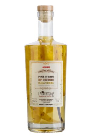 Photo d'une bouteille de rhum, présentée sur un fond blanc. Parfait en accompagnement d'un apéritif.