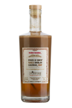 Photo d'une bouteille de rhum, présentée sur un fond blanc. Parfait en accompagnement d'un apéritif.