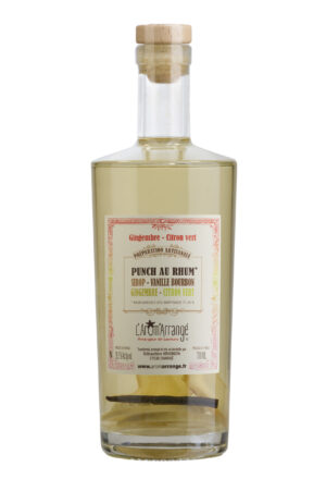 Photo d'une bouteille de rhum, présentée sur un fond blanc. Parfait en accompagnement d'un apéritif.