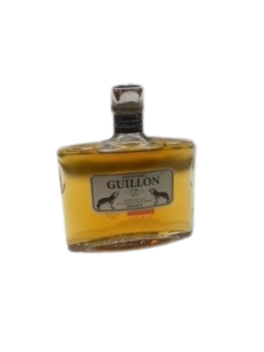Photo d'une bouteille de whisky, présentée sur un fond blanc. Parfait en accompagnement d'un apéritif.