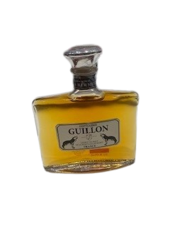 Photo d'une bouteille de whisky, présentée sur un fond blanc. Parfait en accompagnement d'un apéritif.