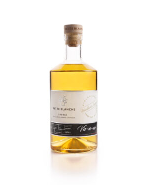 Photo d'une bouteille de cognac, présentée sur un fond blanc. Parfait en accompagnement d'un apéritif.