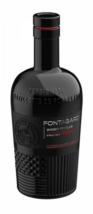 Photo d'une bouteille de whisky, présentée sur un fond blanc. Parfait en accompagnement d'un apéritif.