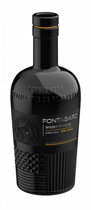 Photo d'une bouteille de whisky, présentée sur un fond blanc. Parfait en accompagnement d'un apéritif.