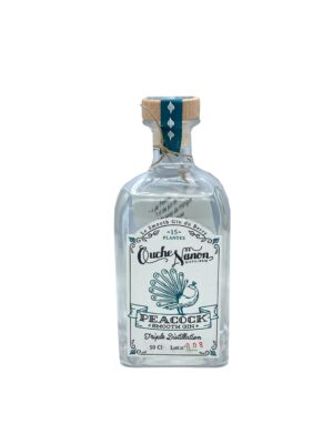 Photo d'une bouteille de gin, présentée sur un fond blanc. Parfait en accompagnement d'un apéritif.