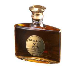 Photo d'une bouteille de whisky, présentée sur un fond blanc. Parfait en accompagnement d'un apéritif.