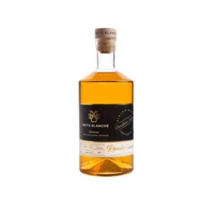 Photo d'une bouteille de cognac, présentée sur un fond blanc. Parfait en accompagnement d'un apéritif.