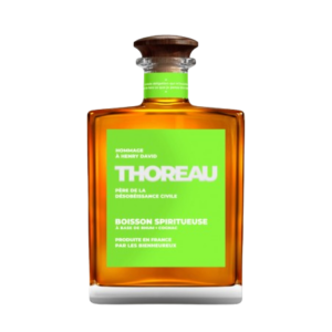 Photo d'une bouteille de rhum et cognac, présentée sur un fond blanc. Parfait en accompagnement d'un apéritif.