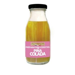 Photo d'une bouteille de préparation à cocktail, présentée sur un fond élégant et blanc. Il se distingue par sa bouteille, parfait pour se rafraîchir