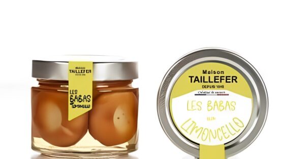 Photo d'une boite de baba au limencello, présentée sur un fond blanc. Parfait en accompagnement d'une pause goûter.