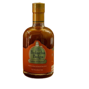 Photo d'une bouteille de liqueur, présentée sur un fond blanc. Parfait en accompagnement d'un apéritif.