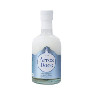 Photo d'une bouteille de liqueur, présentée sur un fond blanc. Parfait en accompagnement d'un apéritif.
