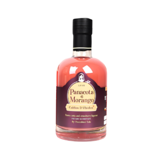 Photo d'une bouteille de liqueur, présentée sur un fond blanc. Parfait en accompagnement d'un apéritif.