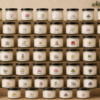 Photo de plusieurs bougies, présentées sur un fond élégant.
