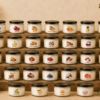Photo de plusieurs bougies, présentées sur un fond élégant.