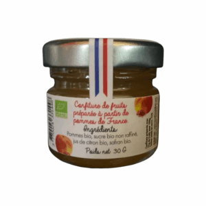 Photo d'une confiture, présentée sur un fond blanc. Parfait en accompagnement d'un bon petit déjeuner.