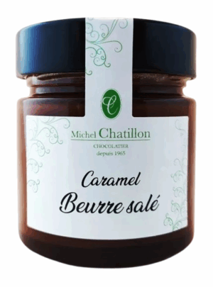 Photo d'une crème caramel, présentée sur un fond blanc.