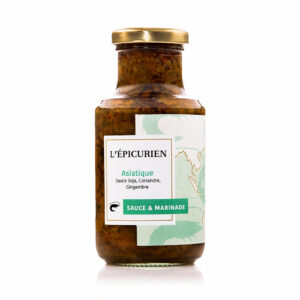 Photo d'une sauce, présentée sur un fond blanc. Parfait en accompagnement d'un plat.